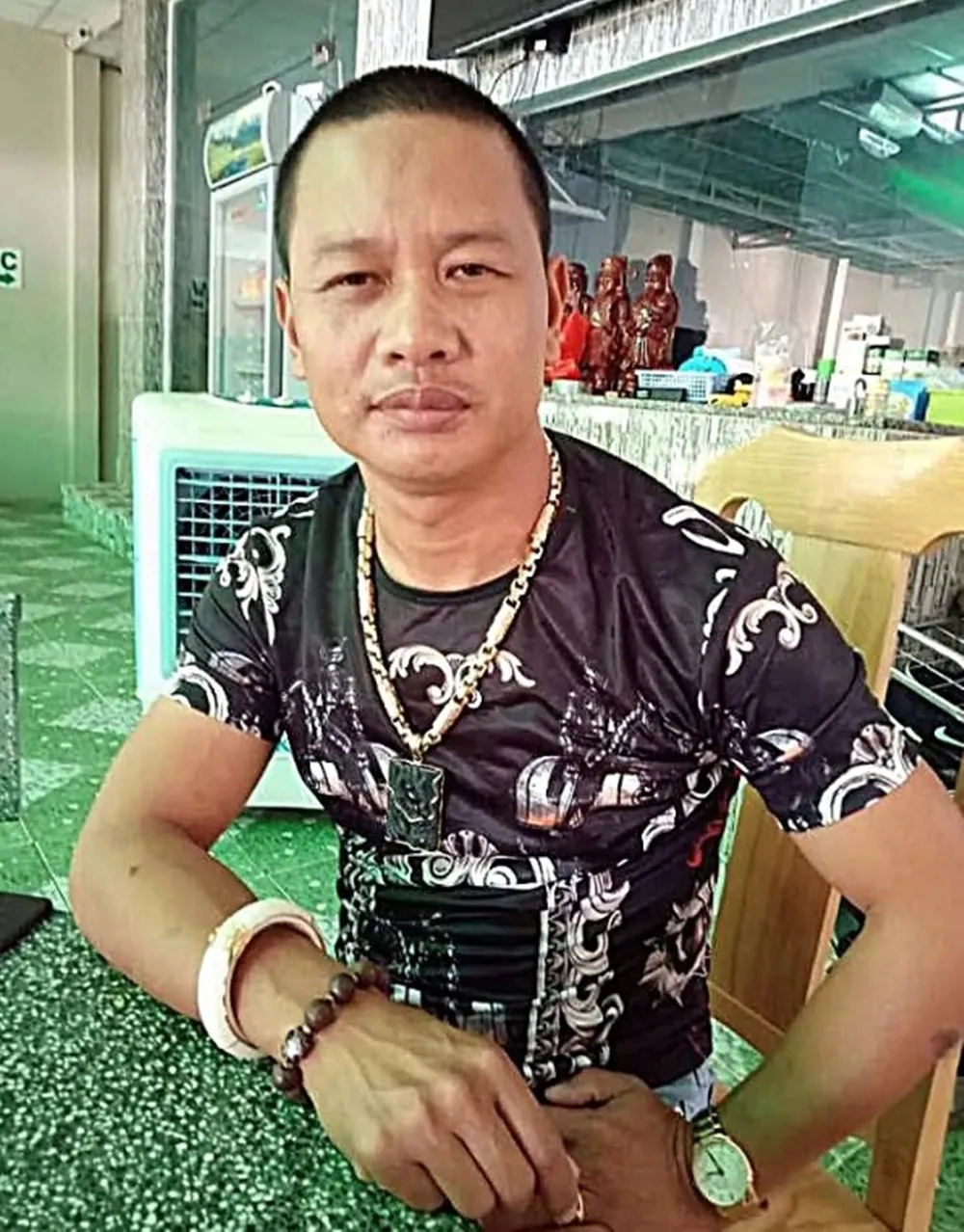 Minh "cháy" trước khi bỏ trốn.