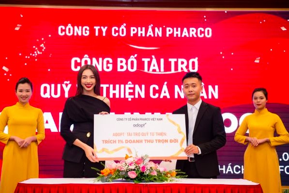Chủ tịch Thùy Tiên và Phó Chủ tịch Quang Linh chụp ảnh thời điểm năm 2022. Ảnh: adopt.vn