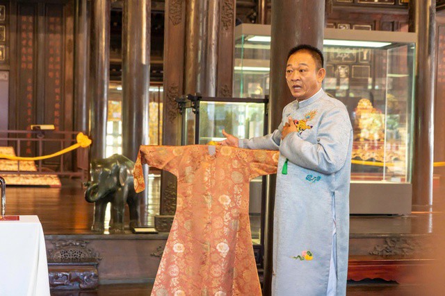 Một trong hai chiếc áo dài của mẹ vua Bảo Đại được trao tặng.