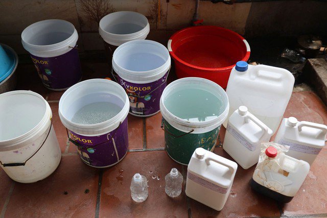 Các dụng cụ pha chế, sản xuất mỹ phẩm giả. Ảnh: CACC.