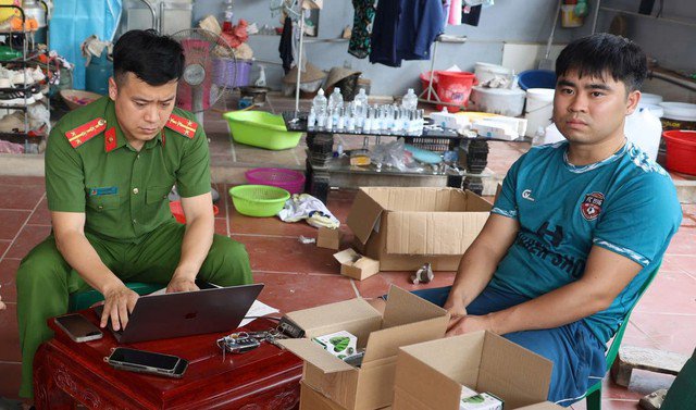 Cơ quan công an làm việc với Nguyễn Văn Khánh. Ảnh: CACC.