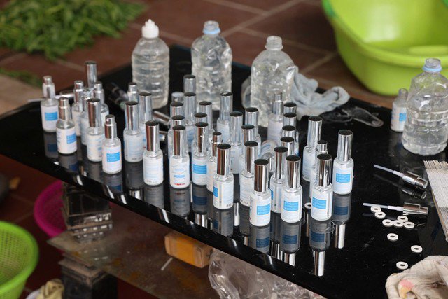Mỹ phẩm giả do Khánh sản xuất. Ảnh: CACC.