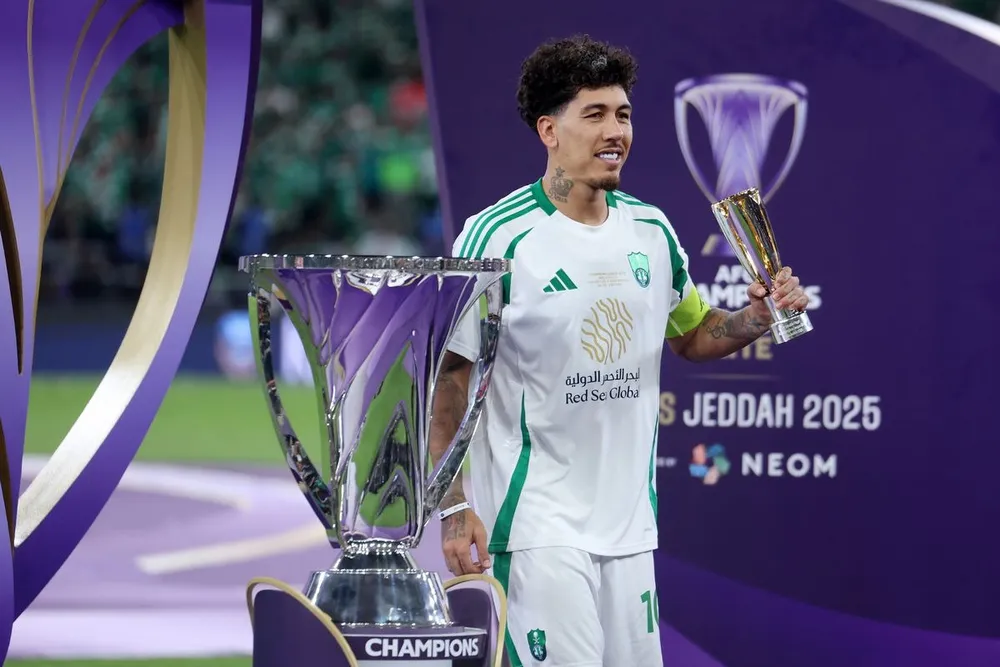 Roberto Firmino nâng cao danh hiệu Champions League cùng Al Ahli. ẢNH: GETTY
