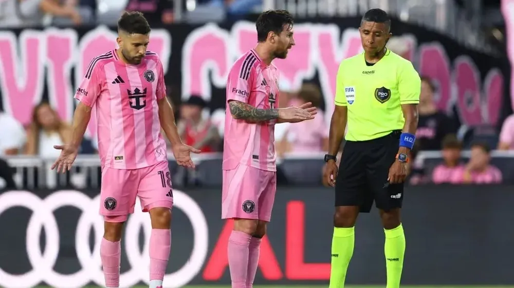 Messi cáo buộc trọng tài không hiểu luật sau trận thua của Inter Miami. Ảnh: GETTY.