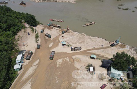 Hoạt động tại mỏ cát Pha Lê.