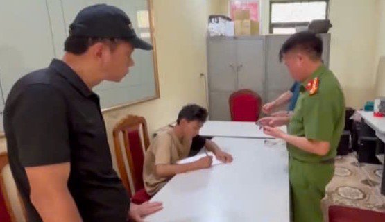 Tòng Văn Vương tại cơ quan công an. Ảnh: Công an cung cấp