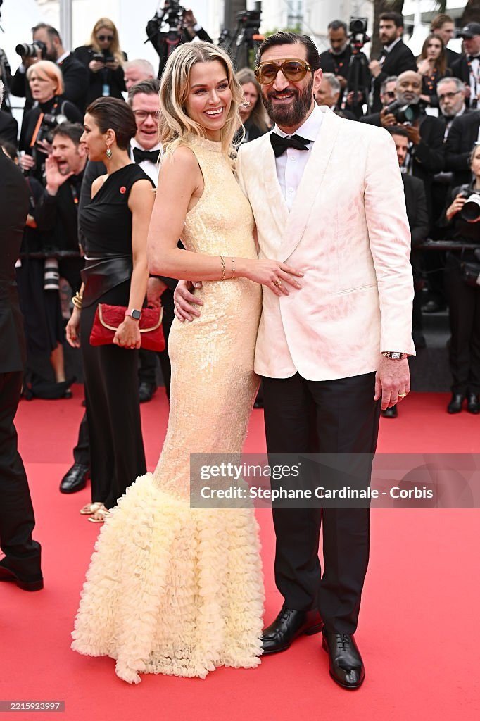 Nữ diễn viên &#39;50 sắc thái&#39; gầy trơ xương, mỹ nhân Pháp diện váy phản cảm tại Cannes - 3
