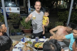 Người nước ngoài sốc với văn hóa nhậu ở Việt Nam