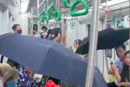 Hành khách đi tàu metro Cát Linh - Hà Đông phải che ô vì dột nước