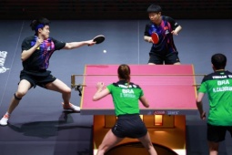 SAO bóng bàn phẫn nộ vì bị giẫm gãy vợt ở Olympic, rách vợt giải thế giới