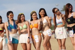 Giải marathon bikini rạng rỡ đủ sắc màu ở biển, dàn người đẹp chờ  " bung lụa " 