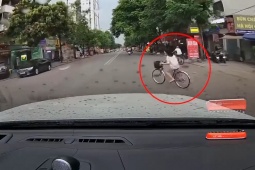 Clip: Bé gái tạt đầu ô tô  nhanh như chớp  khiến ai cũng rùng mình