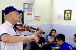 Chủ quán ốc chơi violin đãi khách