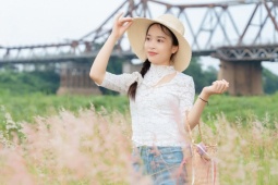 Bãi cỏ hồng dưới chân cầu Long Biên hút du khách