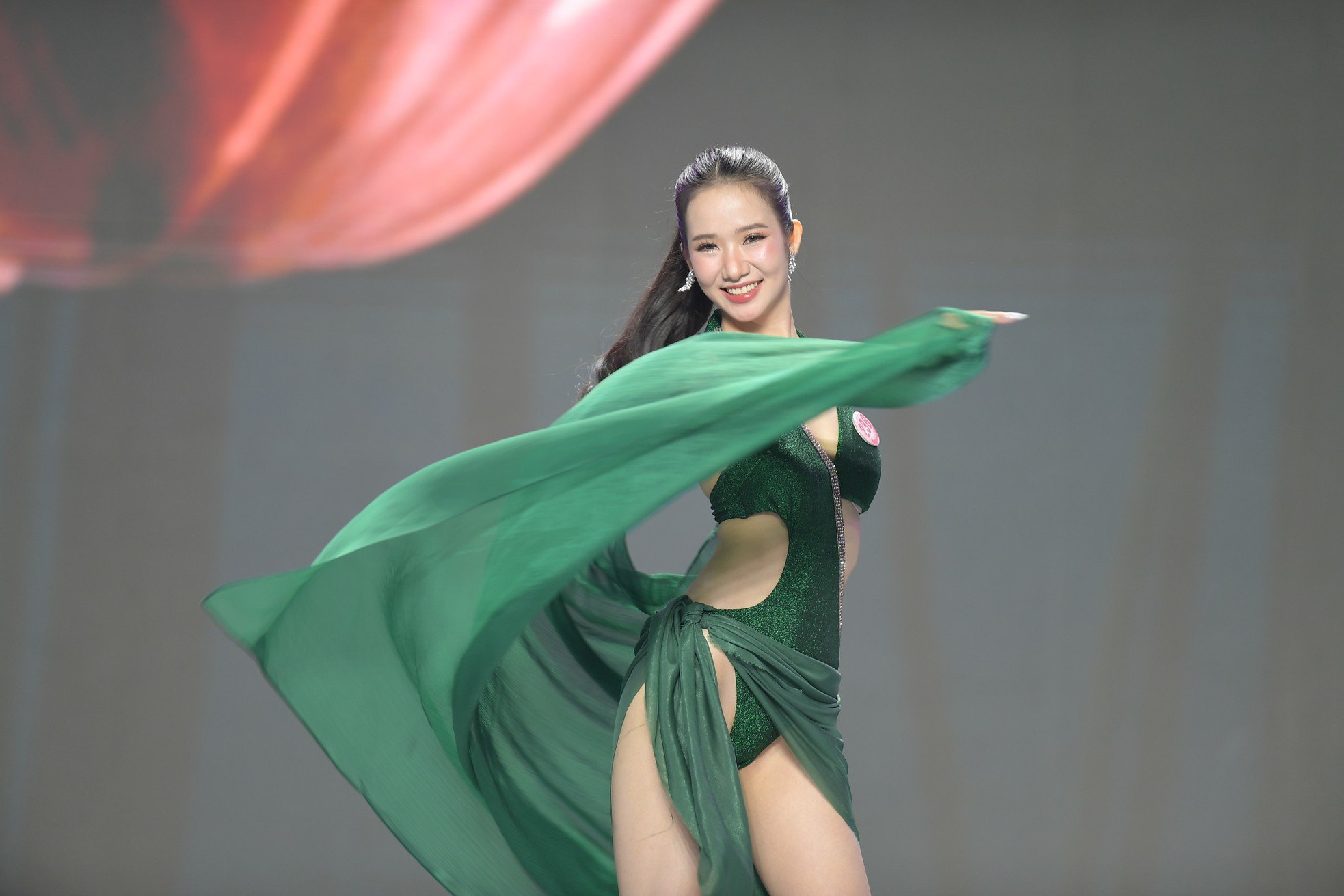 Thí sinh có vòng eo nhỏ nhất Hoa hậu Việt Nam - 6