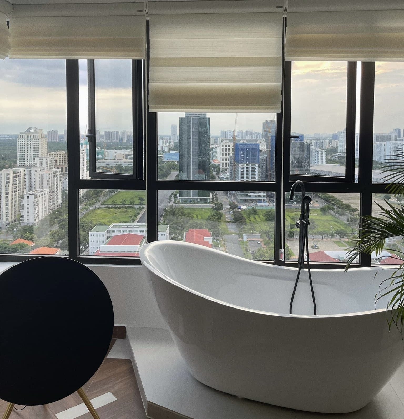 Hoa hậu quê Nam Định sở hữu 2 vương miện giờ tận hưởng cuộc sống ra sao ở tuổi 29? - 9