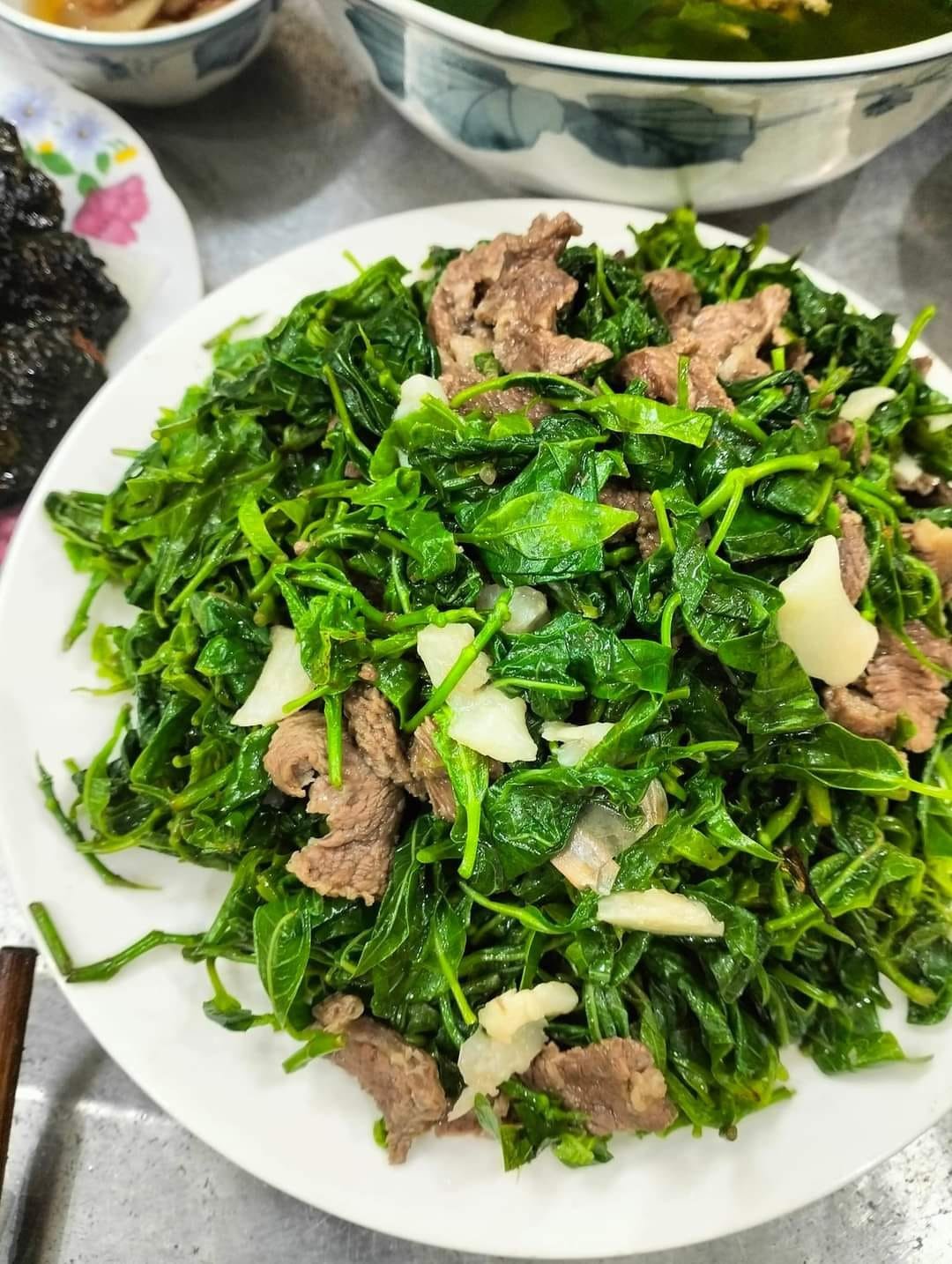 Rau mít rừng được chế biến đơn giản, đem xào tỏi hoặc xào thịt trâu là ngon nhất. Ảnh: Thuong Bui, Thanh Hòa
