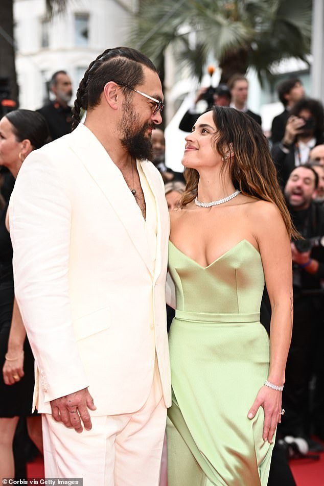 Adria Arjona có khoảnh khắc ngọt ngào
với bạn trai, tài tử Aquaman Jason Momoa. Ảnh: Getty Images.