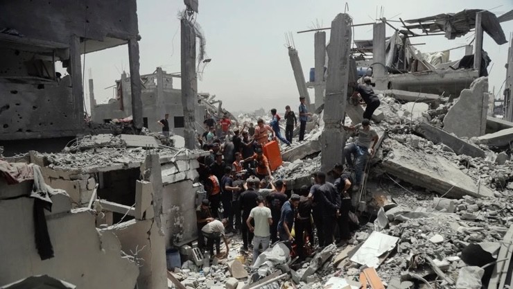 Cảnh tượng đổ nát&nbsp;tại một tòa nhà ở Gaza sau cuộc không kích của Israel vào tuần trước. Ảnh: AFP.