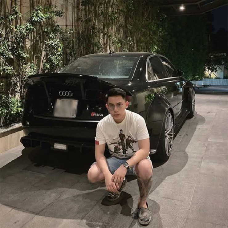 Tống Đông Khuê bên chiếc xe Audi.