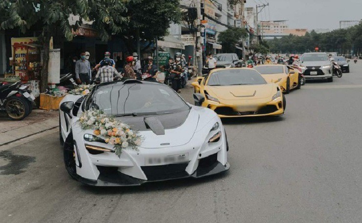 Dàn siêu xe xuất hiện trong lễ đính hôn của Tống Đông Khuê.