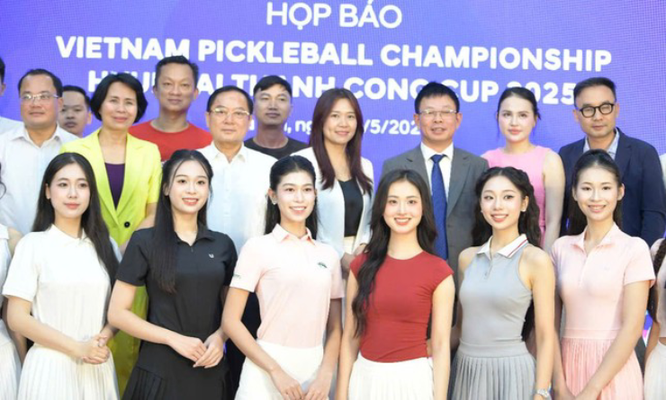 Các cô gái trẻ sẵn sàng tham gia so tài ở giải pickleball sắp tới