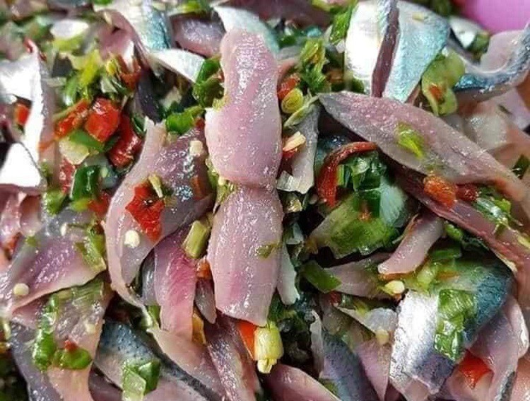 Gỏi cá trích.