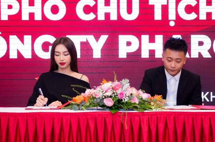 Hoa hậu Nguyễn Thúc Thùy Tiên và Quang Linh Vlogs trong buổi ra mắt của Pharco Việt Nam vào tháng 8/2022