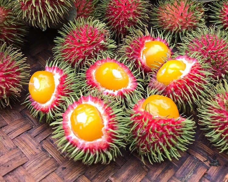 Chôm chôm có ruột vàng được nhiều người tìm mua vì lạ.