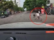 Xe máy - Xe đạp - Clip: Bé gái tạt đầu ô tô “nhanh như chớp” khiến ai cũng rùng mình