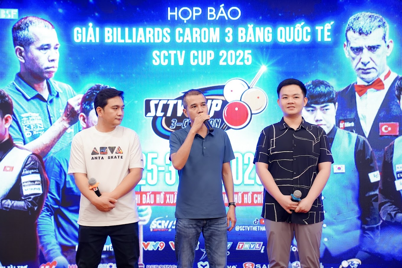 Bao Phương Vinh (phải), Trần Quyết Chiến (giữa) cùng Trần Thanh Lực háo hức chờ so tài ở giải billiards carom 3 băng quốc tế SCTV Cup 2025