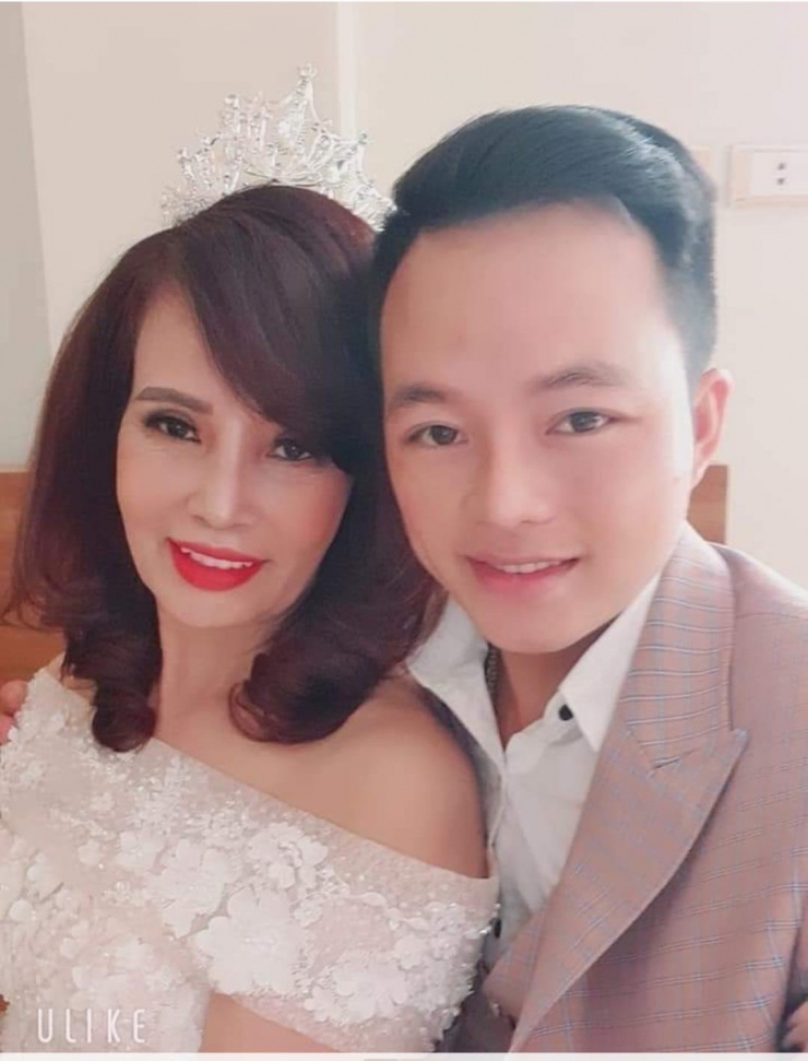Thỉnh thoảng trên trang cá nhân, Thu Sao đăng tải những hình ảnh tình tứ của cặp đôi. Dù khoảng cách tuổi tác chênh lệch lớn nhưng phong cách của Thu Sao vẫn vô cùng trẻ trung, được nhiều người nhận xét vẫn rất xứng đôi với chồng trẻ.