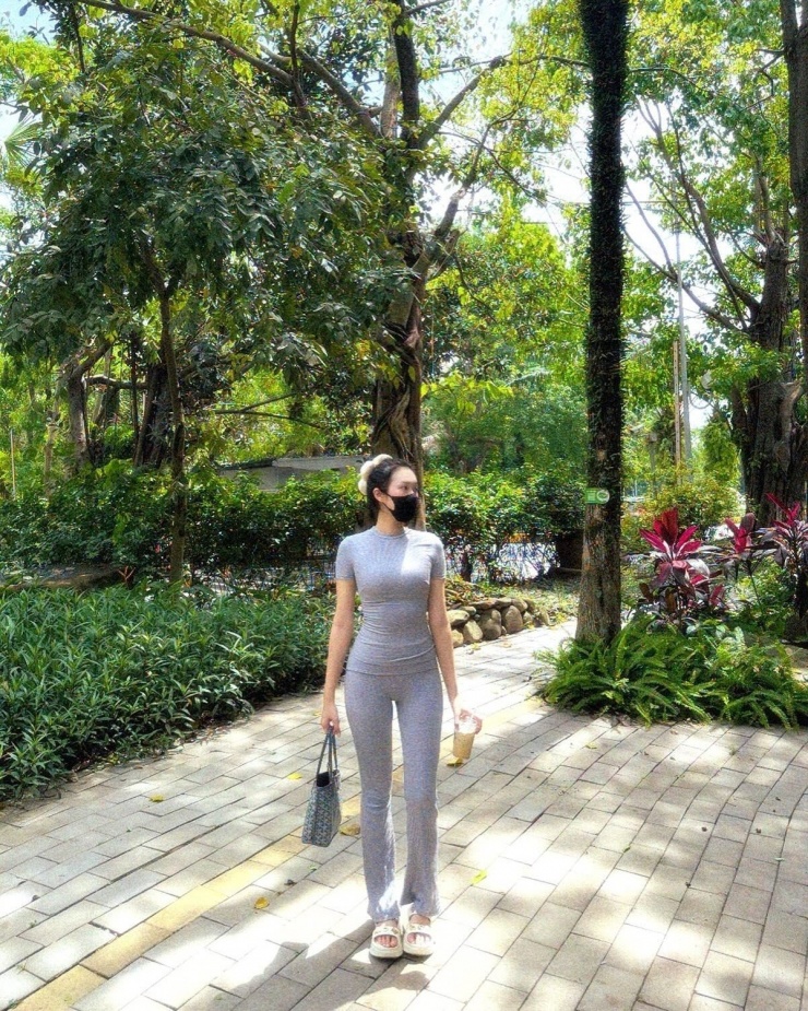 Doãn Hải My xuất hiện với bộ trang phục ôm sát, khoe trọn vòng eo con kiến và đôi chân dài thon gọn, vòng một đầy đặn.