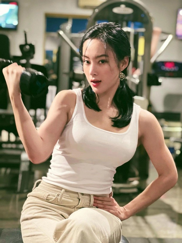 Giữa những khen chê trái chiều, Angela Phương Trinh từng khẳng định đang đi trên con đường riêng. Người đẹp không ngại phá vỡ giới hạn và định kiến về cái đẹp truyền thống.