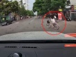 Clip: Bé gái tạt đầu ô tô “nhanh như chớp” khiến ai cũng rùng mình