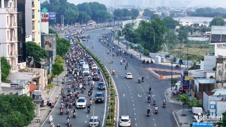 Đường Cộng Hoà, Trường Chinh chật kín xe lưu thông theo hướng vào trung tâm TPHCM sáng 20/5. Ảnh: Tuấn Kiệt.