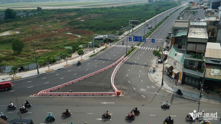 Đường nối Trần Quốc Hoàn - Cộng Hoà vắng xe theo hướng từ Cộng Hoà rẽ phải vào để đi ga T3 sân bay Tân Sơn Nhất hoặc trung tâm TPHCM. Ảnh: Tuấn Kiệt.