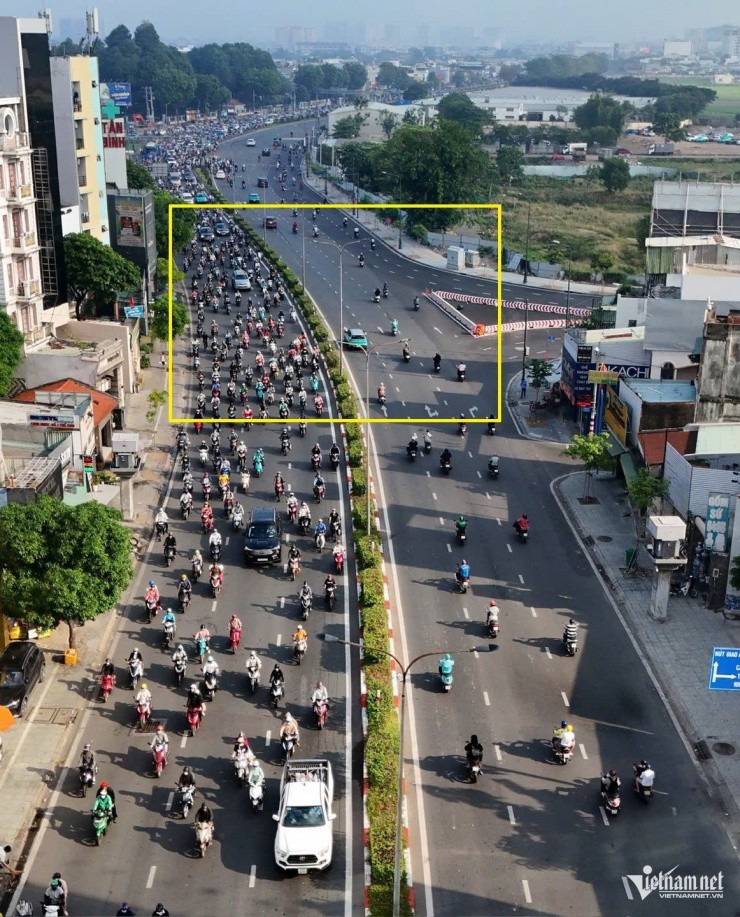 Dòng xe nối dài theo hướng từ đường Trường Chinh đi Cộng Hoà theo hướng vào trung tâm TPHCM. Phần khung vàng là đoạn giao với đường nối 4.800 tỷ đồng. Ảnh: Tuấn Kiệt.