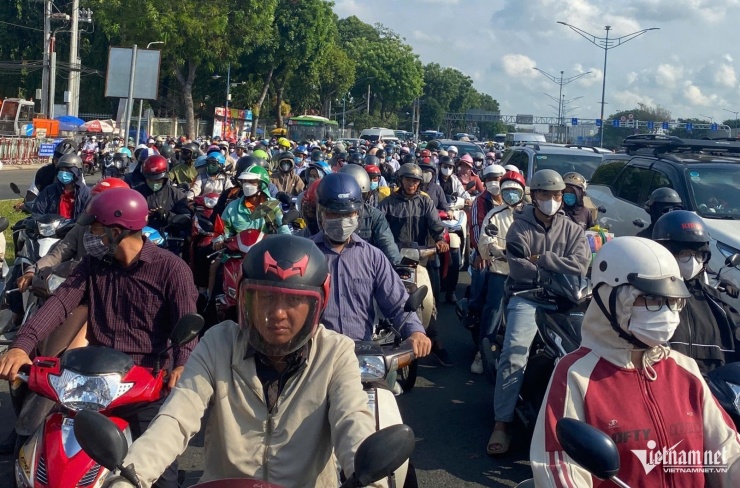 Người dân sống ở khu vực cửa ngõ Tây Bắc phải chật vật đi làm mỗi buổi sáng trên đường Trường Chinh, Cộng Hoà. Ảnh: Tuấn Kiệt.