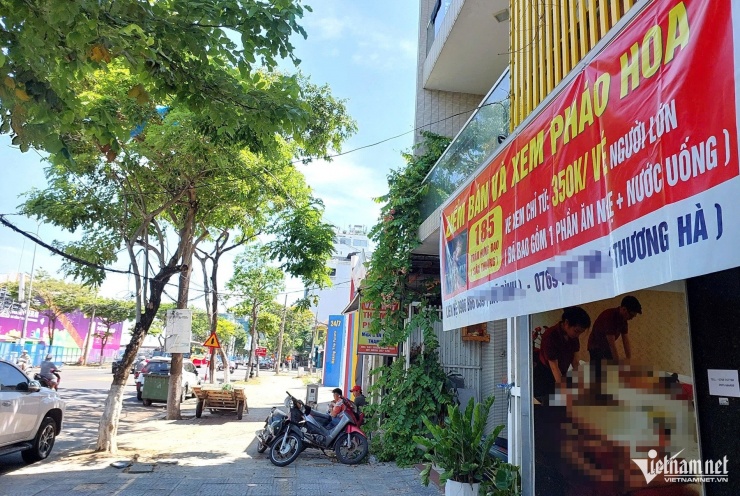 Các nhà cao tầng dọc tuyến đường Trần Hưng Đạo treo biển cho thuê chỗ ngồi xem pháo hoa. Ảnh: H.G