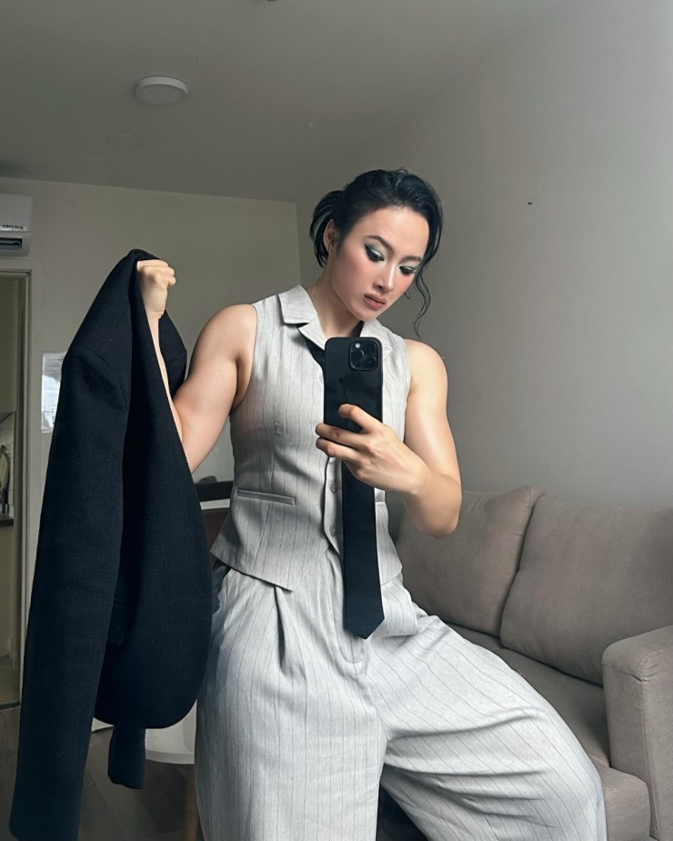 Angela Phương Trinh chia sẻ hình ảnh trong một buổi chụp thời trang. Người đẹp diện đồ theo phong cách menswear gồm gilet, quần suông và blazer, khoe phần cánh tay cơ bắp. Tạo hình mạnh mẽ kiểu quý ông khiến Angela Phương Trinh được nhận xét 'như lực sĩ'.
