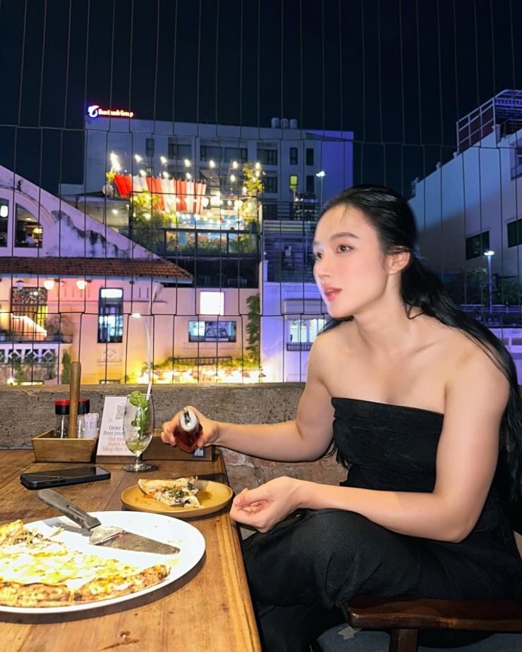 Khoe hình khi đi ăn tối, Angela Phương Trinh được nhiều bạn bè trêu gọi là 'anh' vì phần vai nở nang. Người đẹp thường xuyên diện các mẫu trang phục dáng quây, cúp ngực, áo yếm, hai dây... giúp cô khoe thành quả tập luyện.