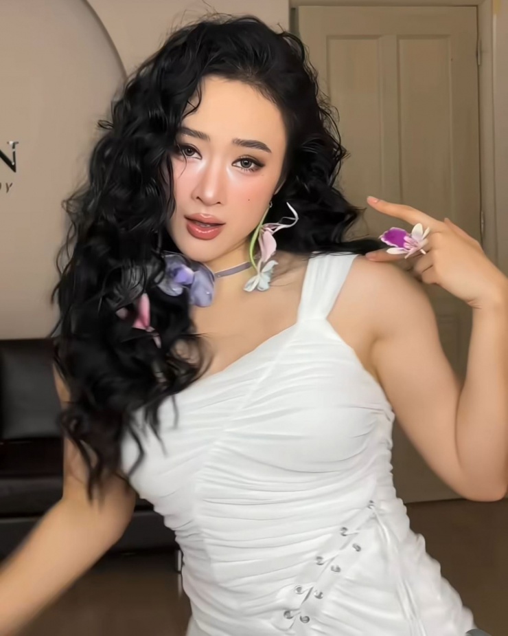 Diện chiếc váy hai dây to bản bó sát thân hình, người đẹp thể hiện sự tự hào về body sau hai tháng 'độ dáng'.