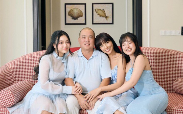 Thuý Hạnh như chị gái của hai cô con gái mỹ nhân, U50 vẫn tự tin mặc váy ngắn khoe chân dài miên man - 6