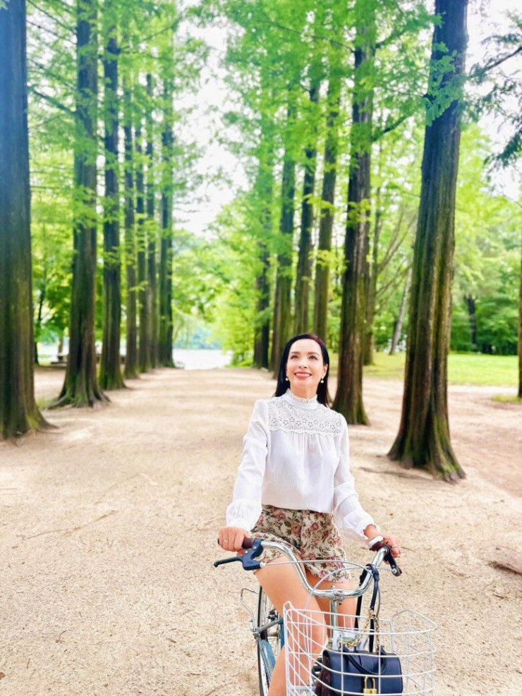 Thuý Hạnh như chị gái của hai cô con gái mỹ nhân, U50 vẫn tự tin mặc váy ngắn khoe chân dài miên man - 8