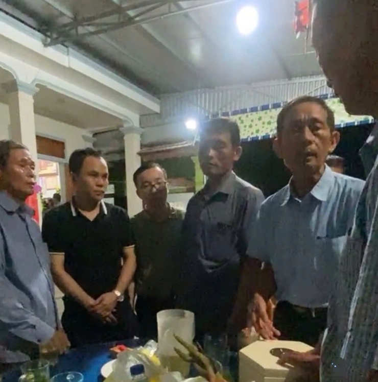 Hình ảnh nhà trai mang trầu cau đến nhà nạn nhân nữ. Ảnh: T.L