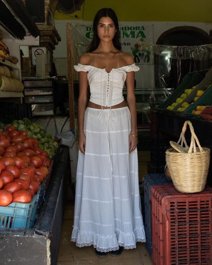 Theo Vogue, mẫu áo được nhiều người yêu thích vì trông quyến rũ, tạo cảm giác vintage, tự nhiên và mềm mại. Ảnh: Pinterest