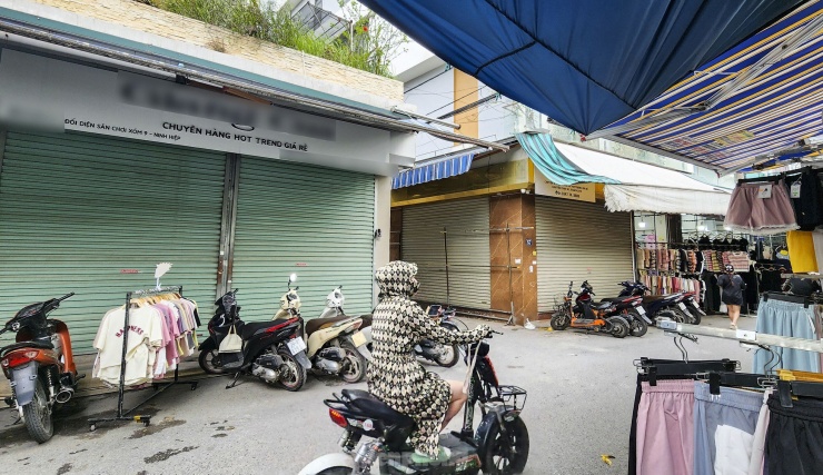 Lác đác có vài khách hàng đi ngang qua khu chợ.