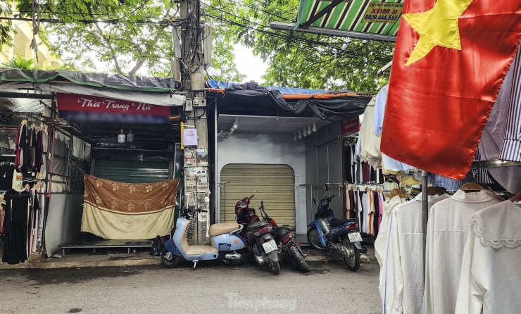 Liên hệ theo số điện thoại ghi trên biển hiệu, chị T. (chủ một cửa hàng thời trang nữ tại chợ Ninh Hiệp) cho biết, cửa hàng tạm ngừng kinh doanh và chưa xác định thời điểm mở cửa trở lại.