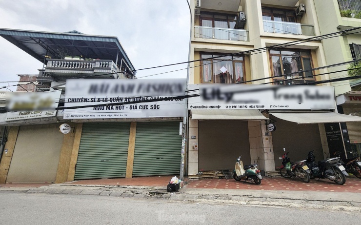 Từ trong chợ ra ngoài đường, từ bãi xe đến các dịch vụ vận chuyển, đóng gói hàng hóa tại đây gần như ngừng hoạt động.